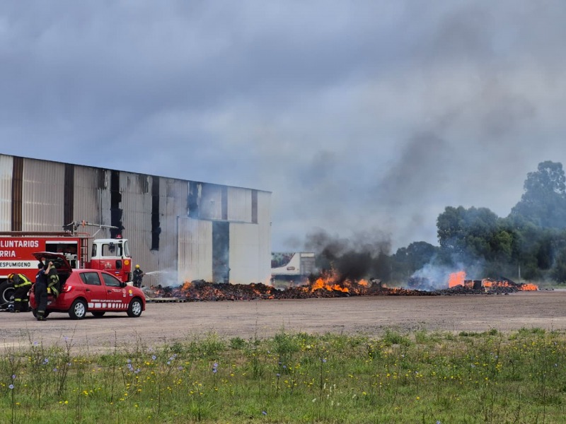 Voraz incendio en el dep�sito del supermercado Tres Estrellas